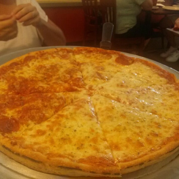 Das Foto wurde bei Queen&#39;s Pizza &amp; Restaurant von Bill N. am 8/12/2013 aufgenommen