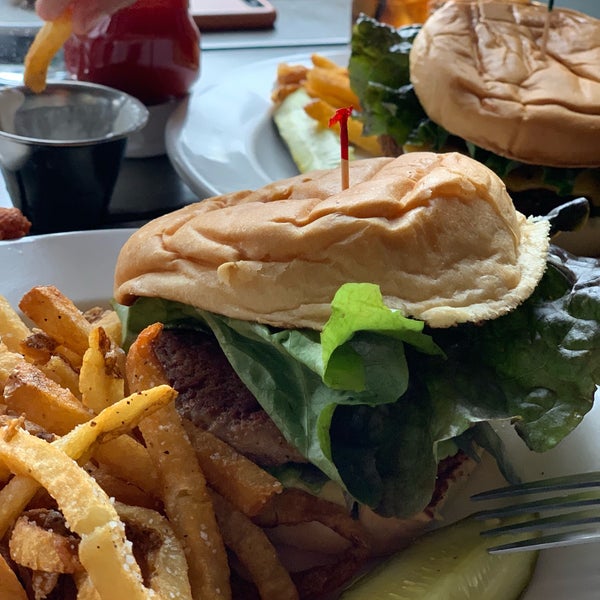 Foto diambil di Burger Up oleh Mohrah pada 3/24/2019