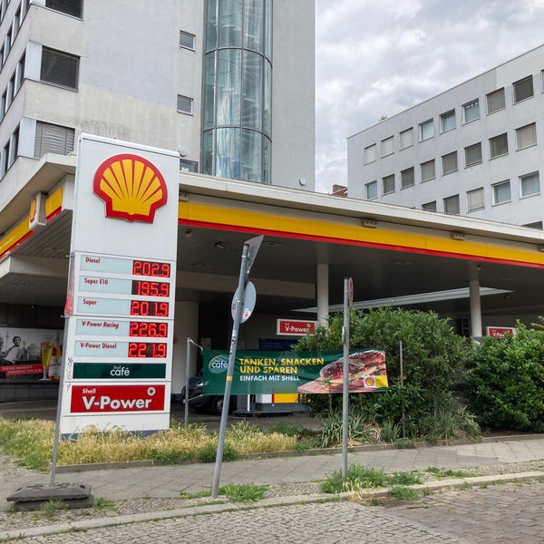Photo taken at Shell by Martin S. on 6/7/2022