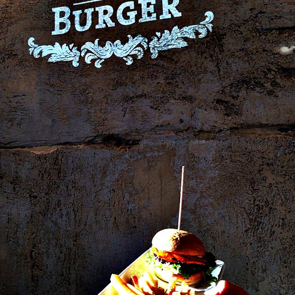 9/27/2014 tarihinde Holy Burgerziyaretçi tarafından Holy Burger'de çekilen fotoğraf