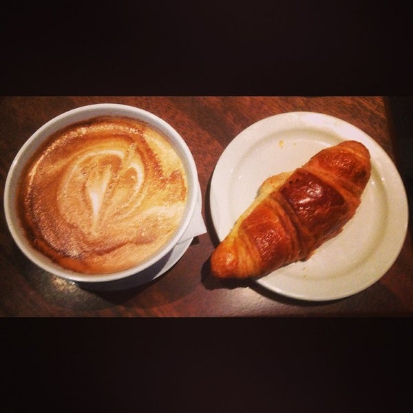Foto diambil di Café Souvenir oleh Mikel M. pada 4/26/2014