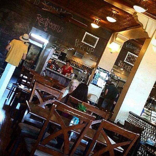 Foto scattata a Ma Rouge Coffee House da deannatm il 11/10/2014