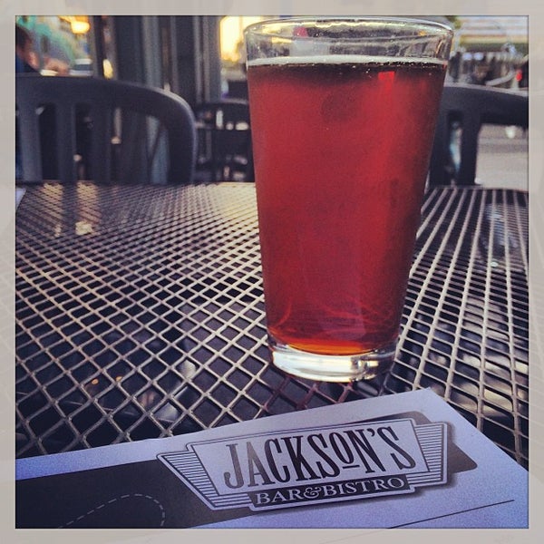 10/8/2013 tarihinde Sam F.ziyaretçi tarafından Jackson&#39;s Bar &amp; Bistro'de çekilen fotoğraf