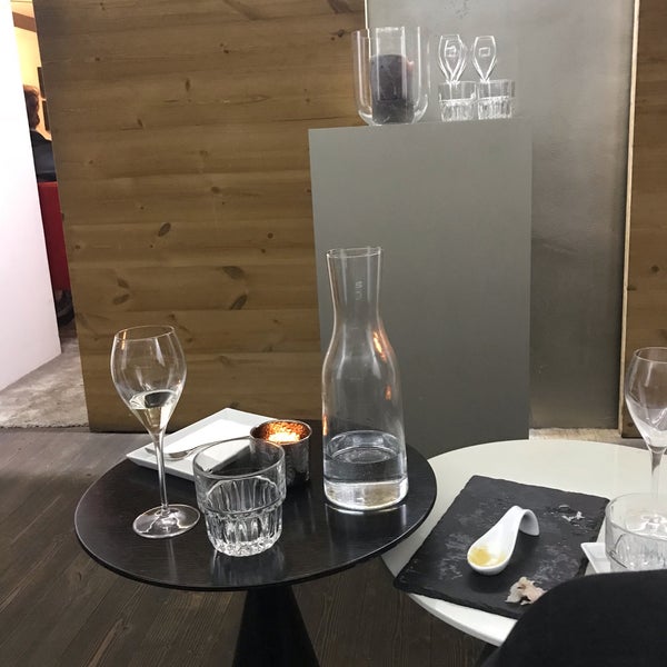 Excellent prosecco, the lady did a little tasting for us, knew everything about it. The interior is nice, good for groups as well as for dates. Get the cheese and smoked ham for a snack. Do a booking!