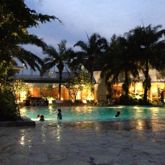 Das Foto wurde bei Poolside - Hotel Mulia Senayan, Jakarta von Eliza C. am 10/20/2012 aufgenommen