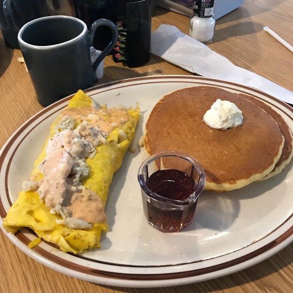 Foto scattata a Johnny D&#39;s Waffles and Bakery da Utsav M. il 5/5/2018