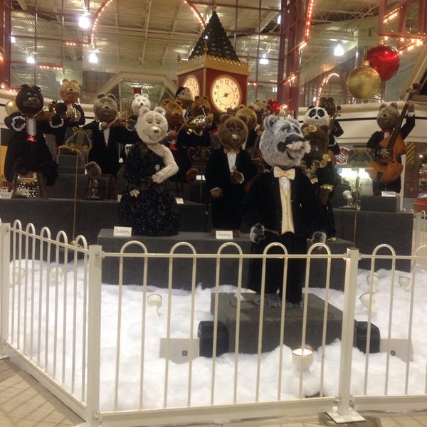 รูปภาพถ่ายที่ Southpark Mall โดย Carine F. เมื่อ 12/1/2013