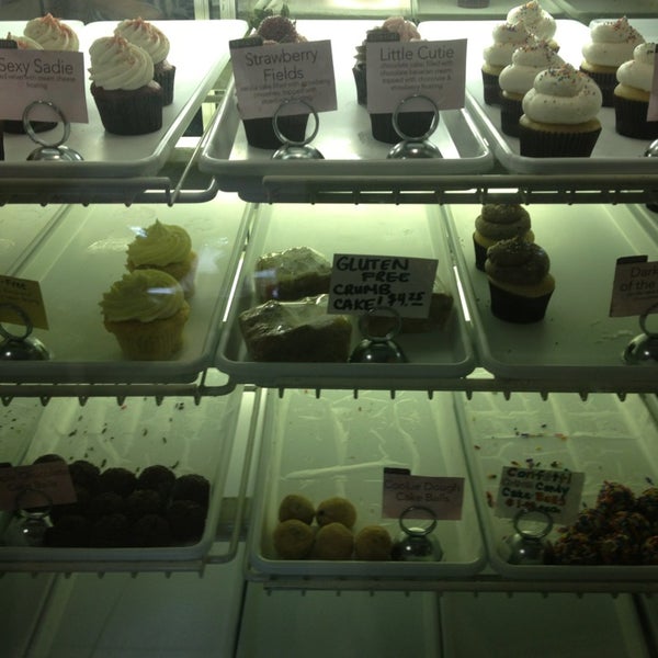 Foto diambil di Sweet Avenue Bake Shop oleh Nirav P. pada 5/18/2013