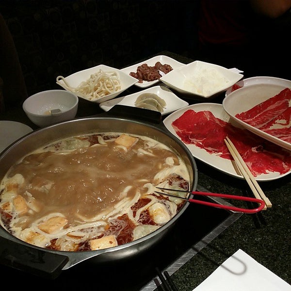 Photo taken at Fatty Cow Seafood Hot Pot 小肥牛火鍋專門店 by Long H. on 10/19/2013