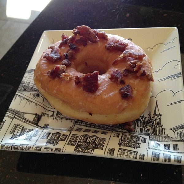 Photo prise au Glazed Doughnuts &amp; Cafe par Danny W. le10/9/2012