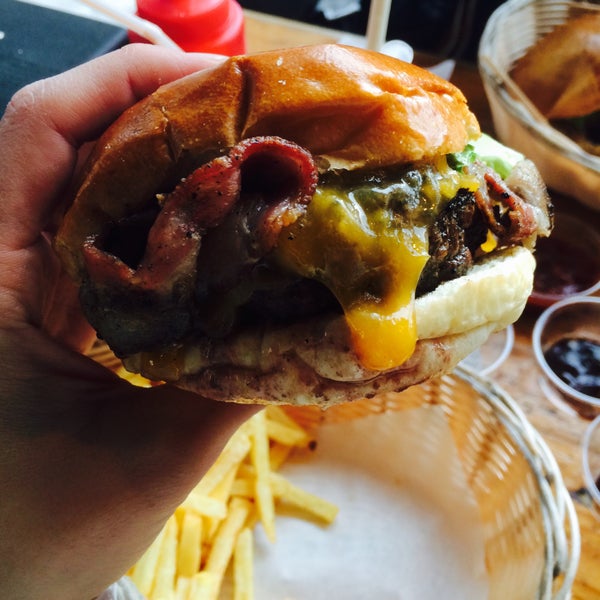 Foto scattata a Tommi&#39;s Burger Joint da Anne-Sophie il 3/28/2015