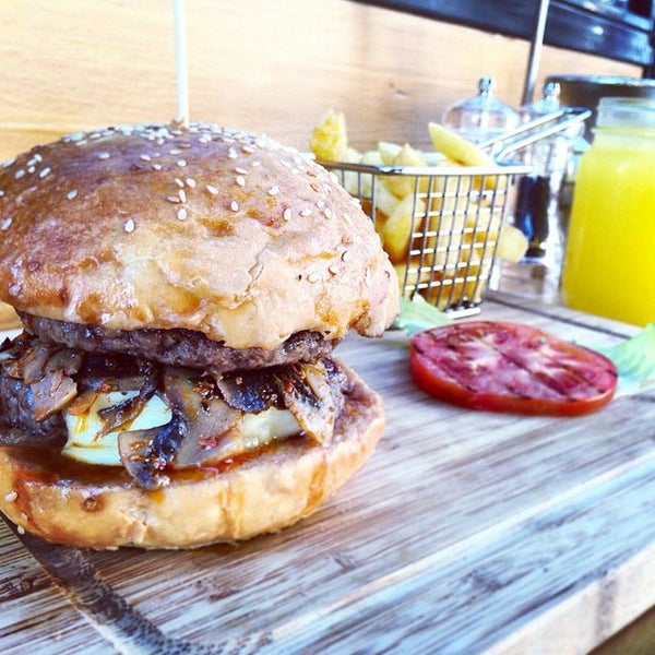 Foto scattata a Flame Burger &amp; Steak House da Gurme H. il 10/28/2014
