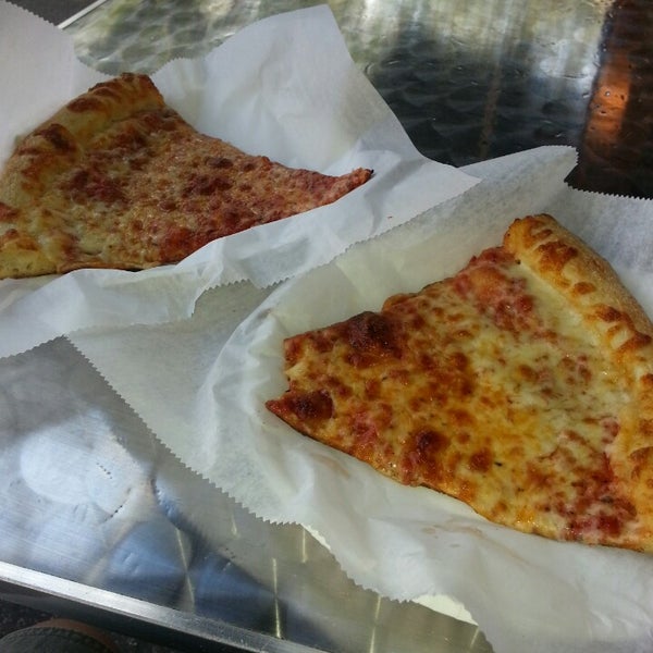 Foto tomada en Joey Brooklyn&#39;s Famous Pizza  por Melissa H. el 5/8/2013