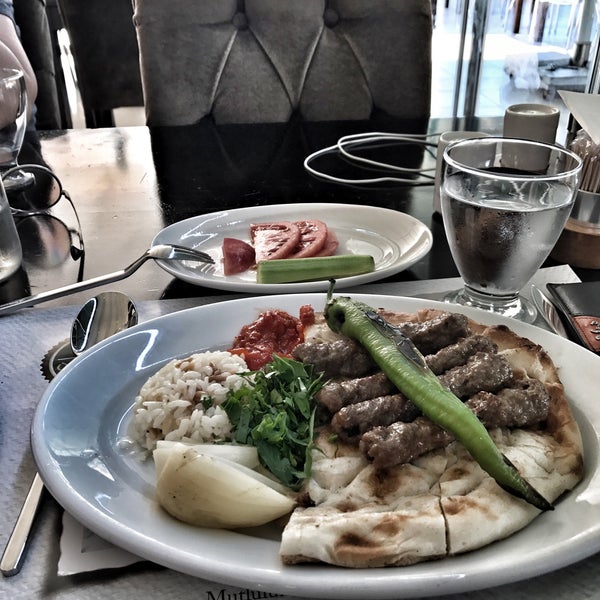 Foto diambil di Özdoyum Restaurant oleh ALi M. pada 8/4/2017
