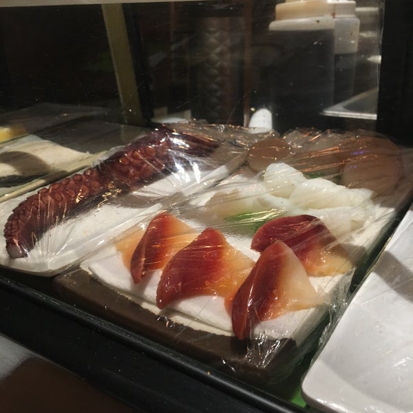 Снимок сделан в Yummy Grill &amp; Sushi пользователем Mikee J. 5/20/2016