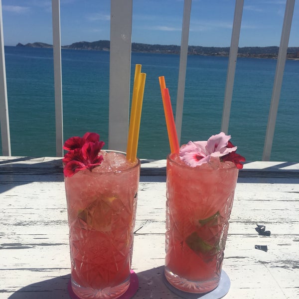 Las mejores Caipiroscas!! Los mejores camareros!!! Imprescindible de javea!