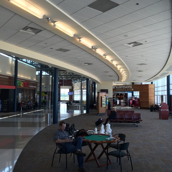 Foto tirada no(a) Northwest Arkansas Regional Airport (XNA) por James E. em 4/21/2015