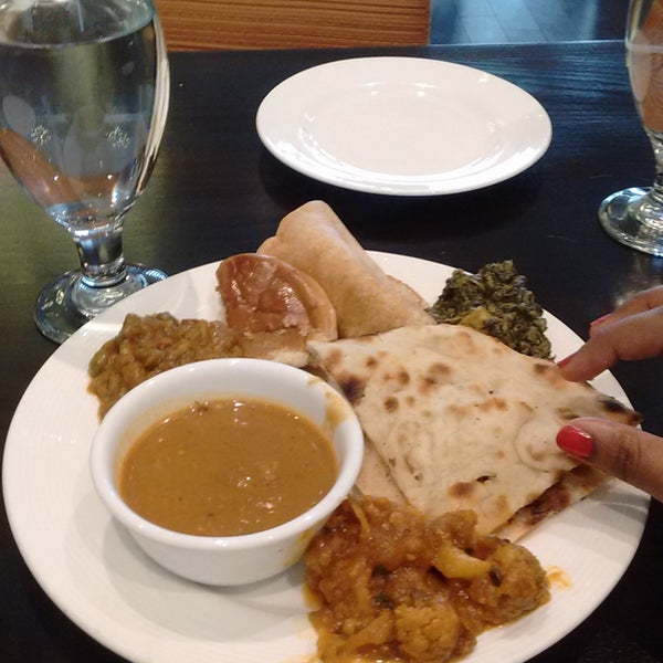 Das Foto wurde bei Utsav Restaurant von Indira C. am 8/9/2015 aufgenommen
