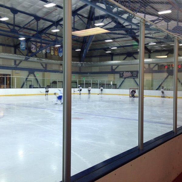 Foto diambil di Kroc Center Ice Arena oleh Memo G. pada 11/1/2014