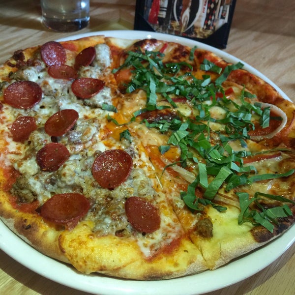 Снимок сделан в Matchbox Vintage Pizza Bistro пользователем Panida T. 9/8/2016