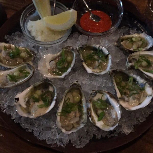 Oysters are the bomb! Good classic drinks (except for the part where there is too much garnish in your glass), shaken - not so much. Huge whiskey selection. Delicious food menu