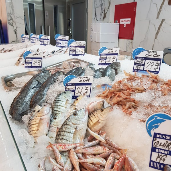 Foto tirada no(a) Kılıç Balık Market por ÇELİK em 11/26/2017