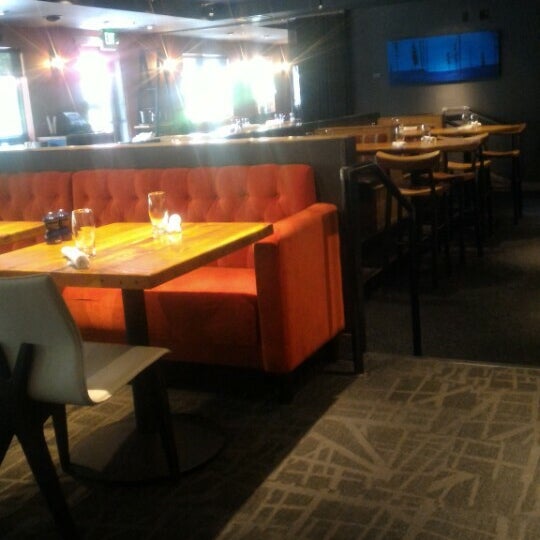 รูปภาพถ่ายที่ Spur Restaurant &amp; Bar โดย Gökçe Ö. เมื่อ 6/18/2016