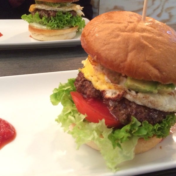 Foto diambil di Holy Burger oleh Andrea C. pada 6/2/2014