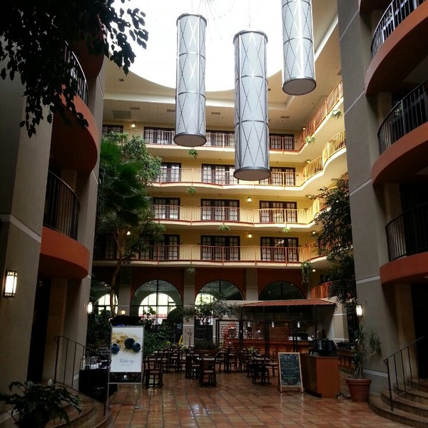 Foto diambil di DoubleTree Suites by Hilton Hotel Omaha oleh Michael S. pada 9/22/2014