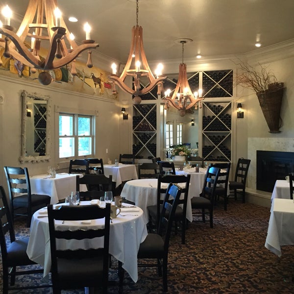 Foto diambil di Farmhouse Inn Restaurant oleh Meredith B. pada 6/18/2016