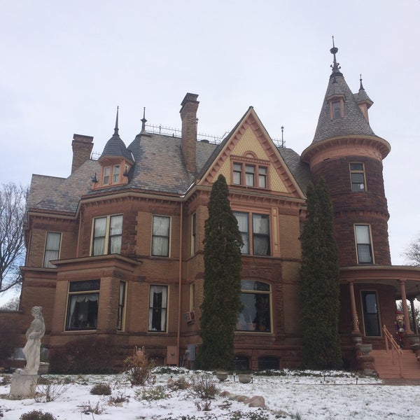 Foto tirada no(a) Henderson Castle por Cecilia em 12/24/2015