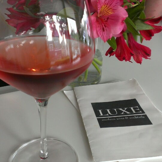 Das Foto wurde bei LUXE Modern Wine &amp; Cocktails von Fairfield A. am 8/30/2013 aufgenommen