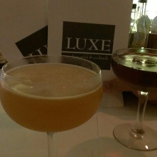 Das Foto wurde bei LUXE Modern Wine &amp; Cocktails von Fairfield A. am 8/11/2013 aufgenommen