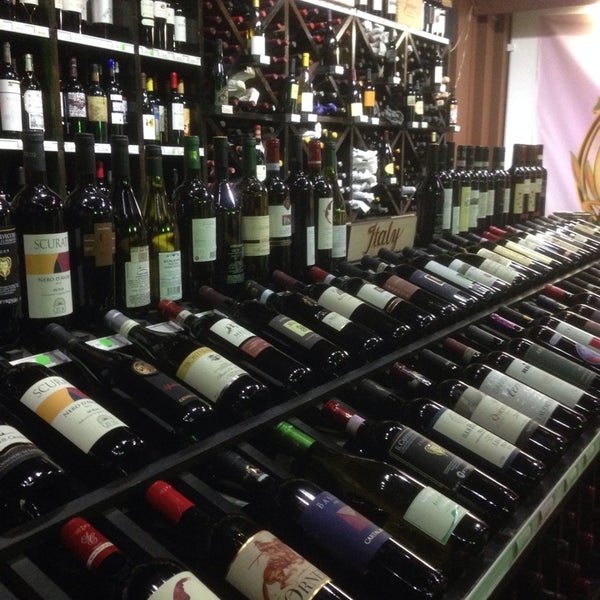 Foto tomada en Rosetta Wines &amp; Spirits  por Chip K. el 6/26/2014