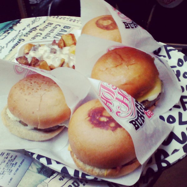 รูปภาพถ่ายที่ Hot Hot Burger Bar โดย Elpida P. เมื่อ 11/24/2014