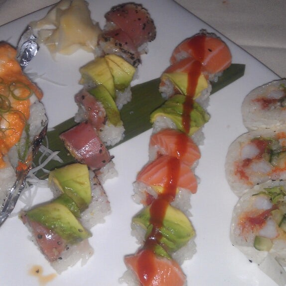 Foto tirada no(a) Uptown Sushi por Lisa C. em 6/1/2013