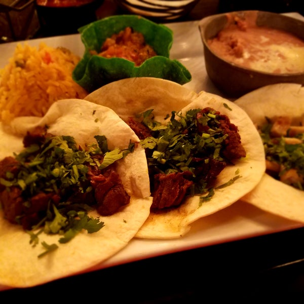 3/24/2018 tarihinde Katrina P.ziyaretçi tarafından Zama Mexican Cuisine &amp; Margarita Bar'de çekilen fotoğraf