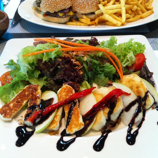 Foto tirada no(a) Ve Cafe &amp; Restaurant por Zeynep A. em 4/21/2013