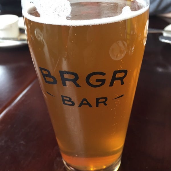 Foto diambil di BRGR Bar oleh Stephen S. pada 3/15/2015