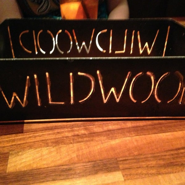 2/15/2013 tarihinde Amy H.ziyaretçi tarafından Wildwood Smoke Craft &amp; Whiskey'de çekilen fotoğraf