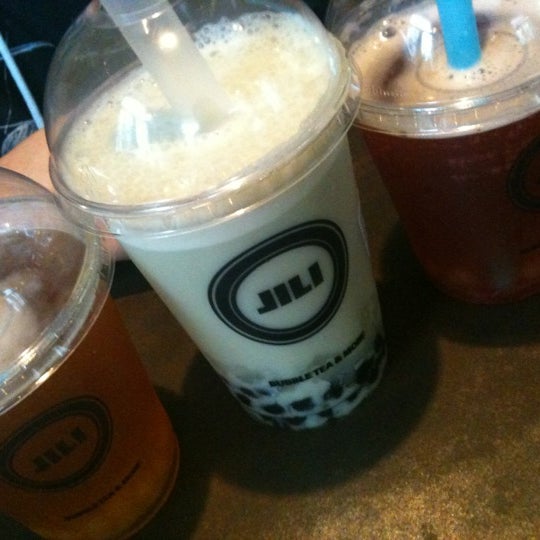 Foto tomada en Jili Bubble Tea, Coffee &amp; More  por Kaifun H. el 10/13/2012