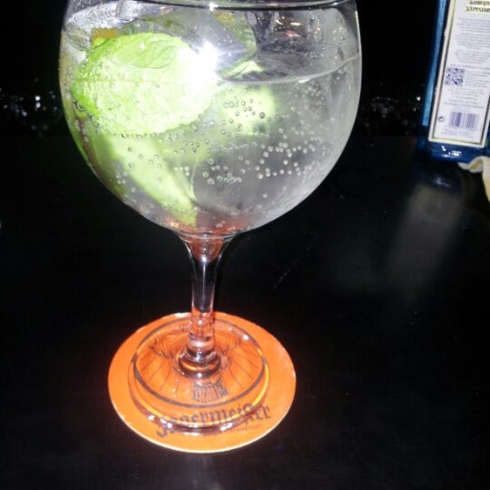 Снимок сделан в La Ruleta Gin Tonic Bar Madrid пользователем Gonzalo A. 2/2/2013