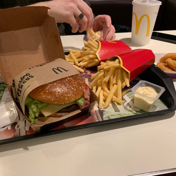 รูปภาพถ่ายที่ McDonald&#39;s โดย Eline D. เมื่อ 12/21/2018
