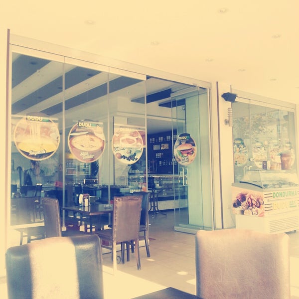 Photo taken at DuduMax Cafe &amp; Restaurant by Ozge 1. on 11/18/2014