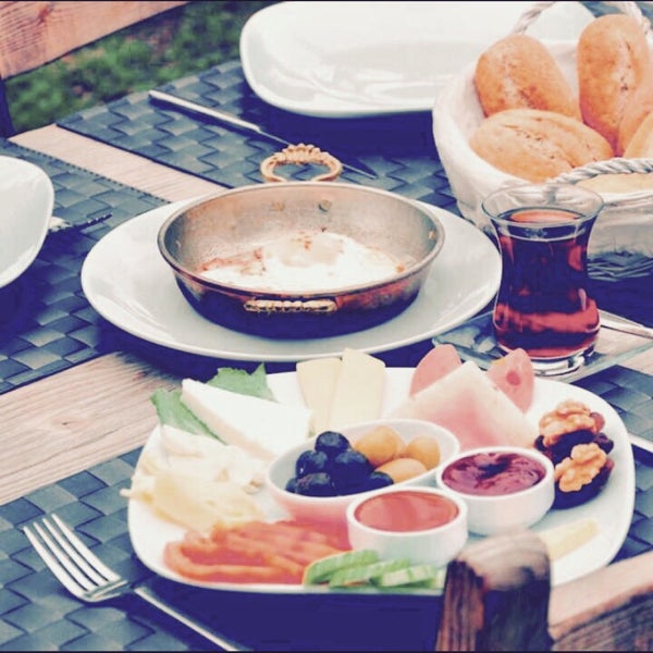 รูปภาพถ่ายที่ Çiftlik Restaurant โดย 🕶😎Özzgürr😎🕶 เมื่อ 6/5/2015
