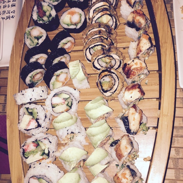 รูปภาพถ่ายที่ Tokyo Sushi โดย Nel D. เมื่อ 1/6/2017