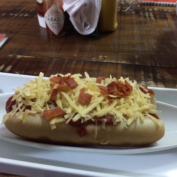 Photo taken at Überdog - Amazing Hot Dogs by Fabio L. on 3/29/2015