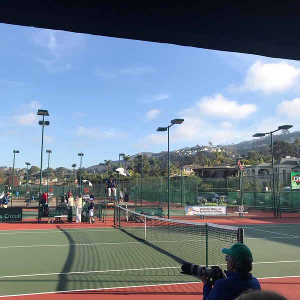 Foto tirada no(a) La Jolla Beach and Tennis Club por Didi F. em 12/2/2017