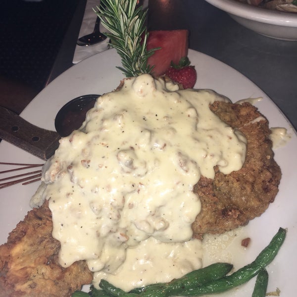 Photo taken at Hash House A Go Go - Plano by Jacqulyn H. on 12/3/2017