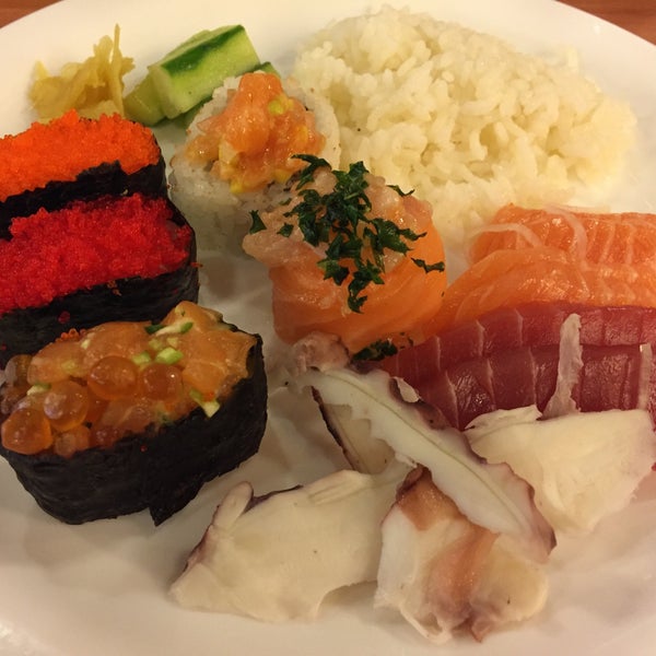 รูปภาพถ่ายที่ Sushi Isao โดย Gabrielle T. เมื่อ 12/18/2016